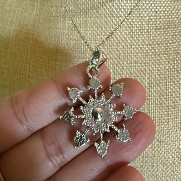 Elegant Silver Snowflake Pendant Necklace - Picture 6 of 8
